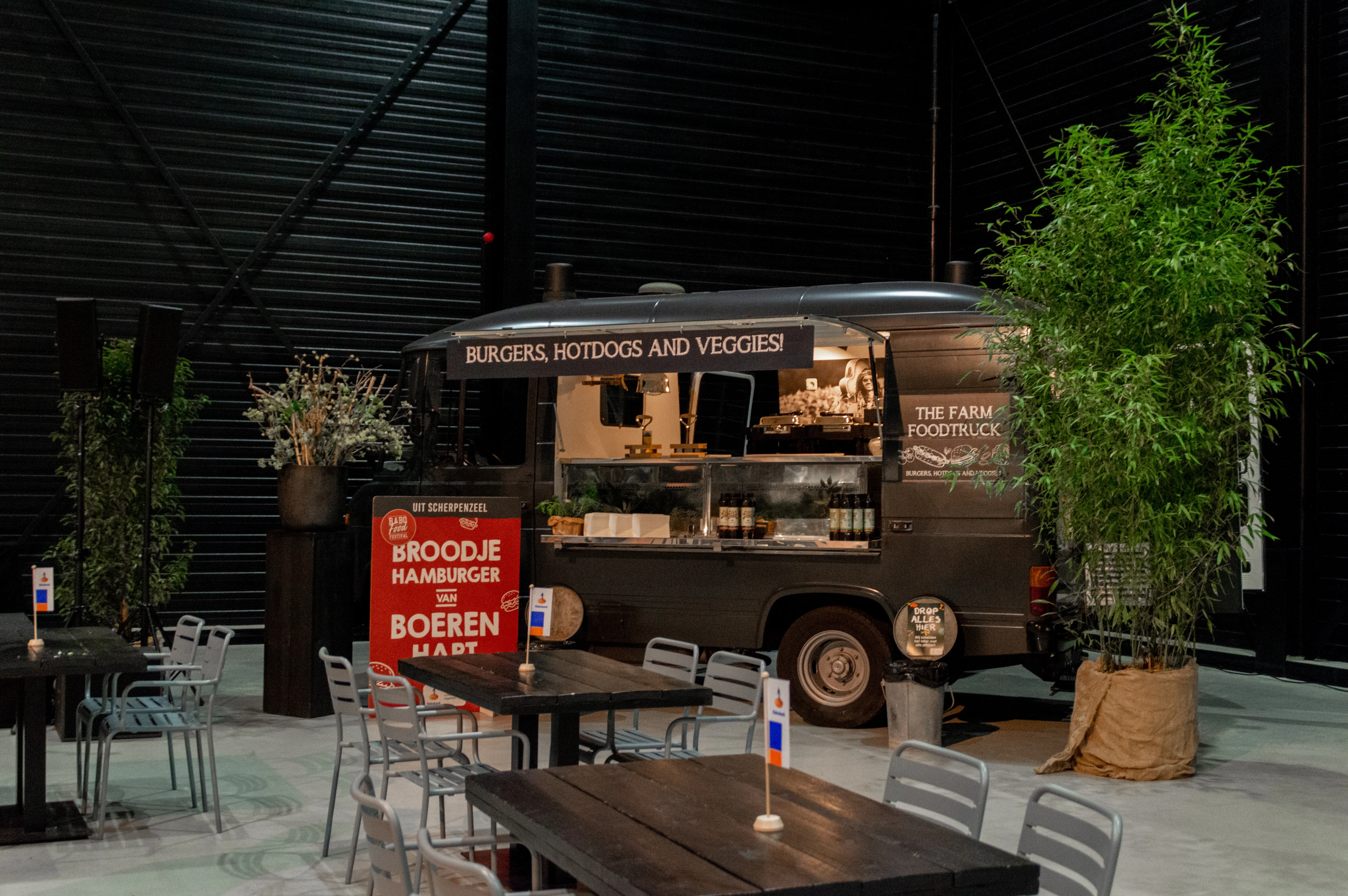 Foodtruck met burgers en vegetarische opties tijdens grootschalig event in Midden Nederland Hallen