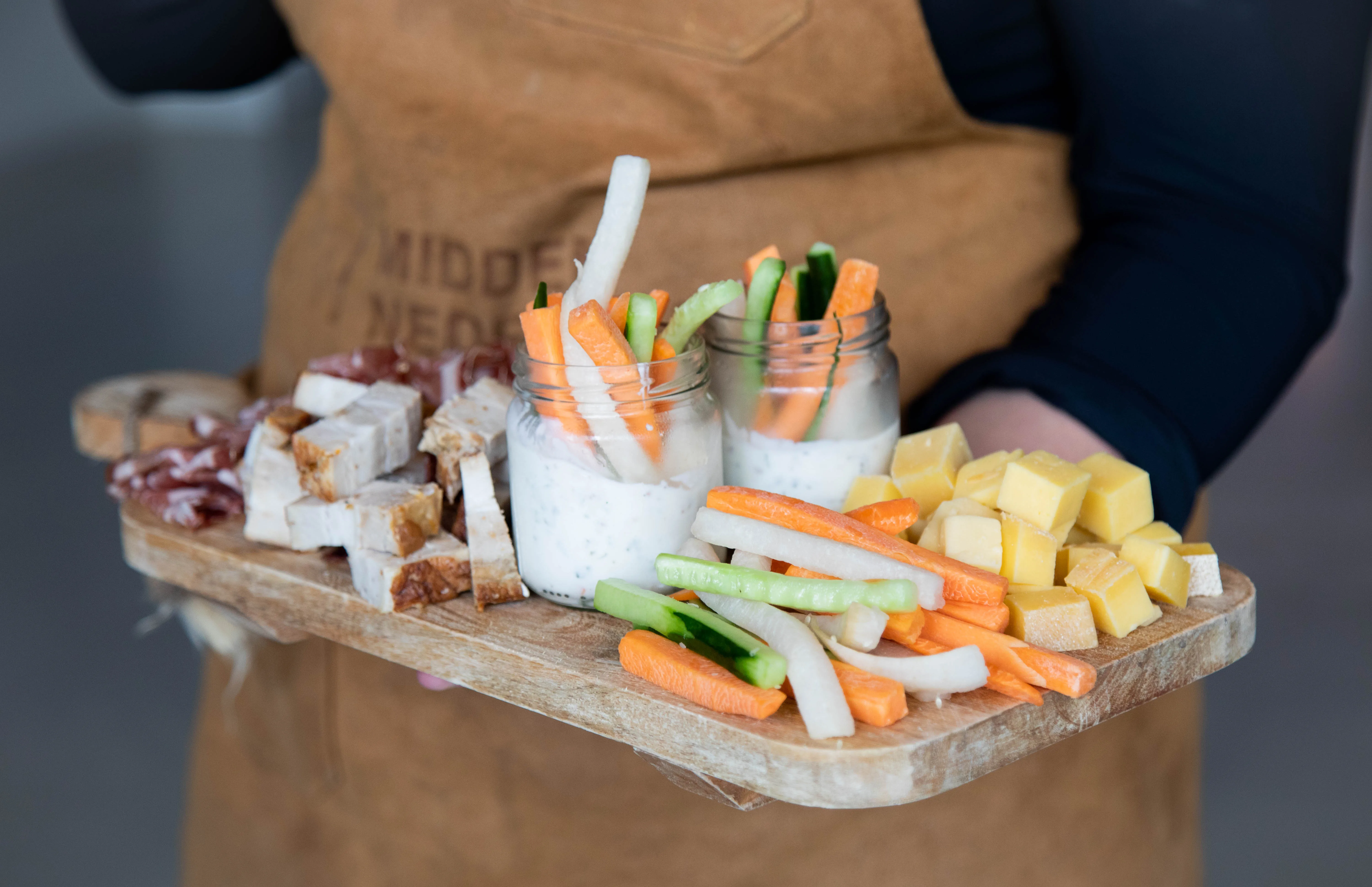 Shared dining plank met groenten, kazen en dips tijdens zakelijke bijeenkomsten in Mauritskazerne Ede