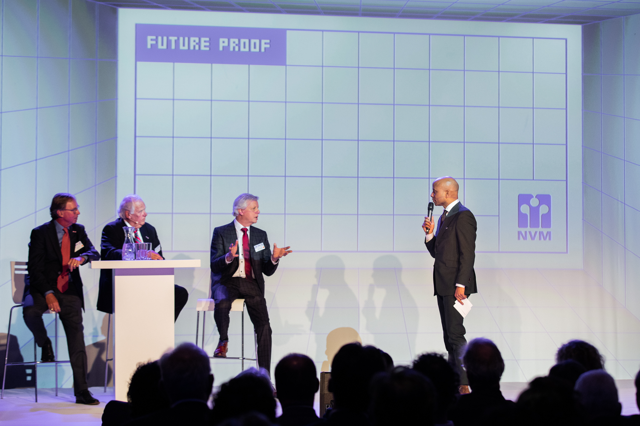 Sprekers bij een evenement in de Rijtuigenloods